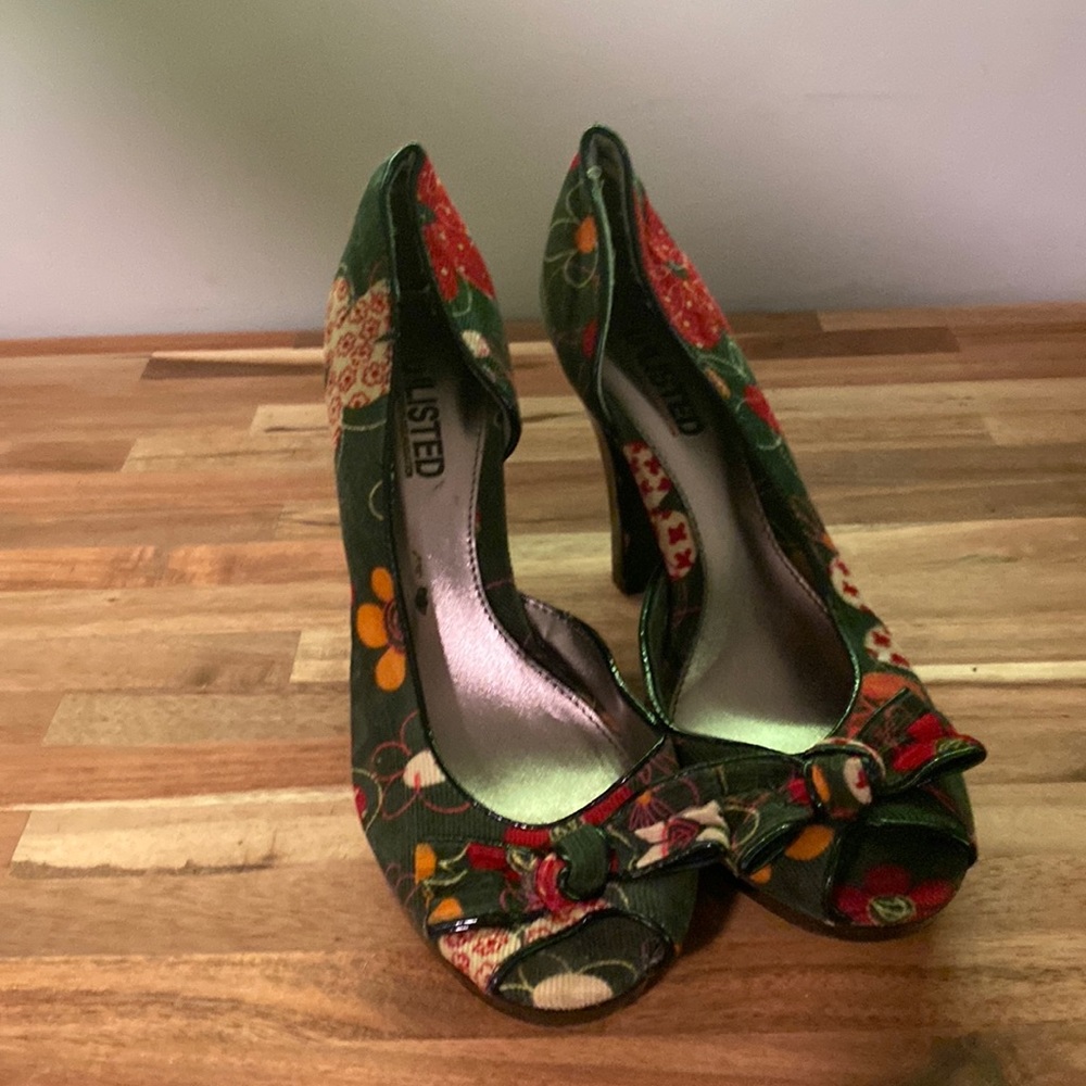 Size 8 Women’s Unlisted Flower Heels
